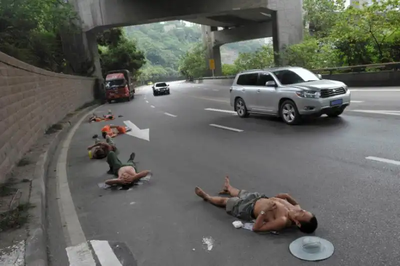 lavoratori cinesi si riposano sulla strada 