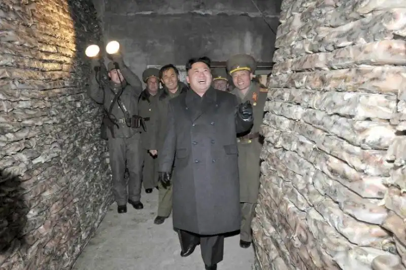 leader Kim Jong Un in visita al mercato ittico 