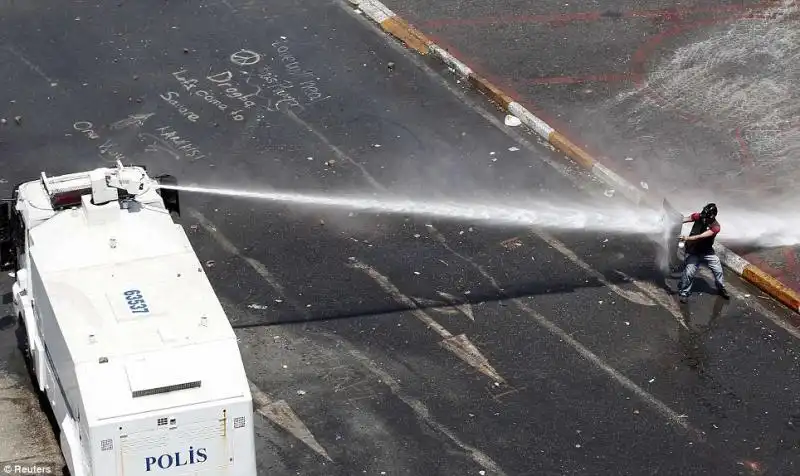 UN MANIFESTANTE CONTRO UN IDRANTE A PIAZZA TAKSIM A ISTANBUL 