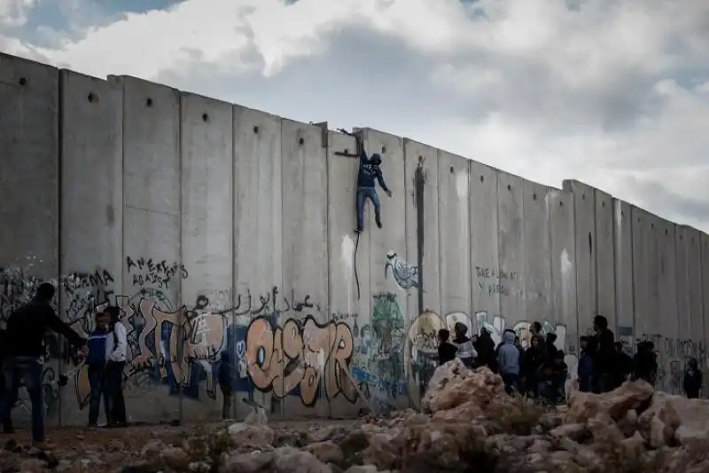 MANIFESTANTI PALESTINESI CERCANO DI SUPERARE UN MURO CON ISRAELE 