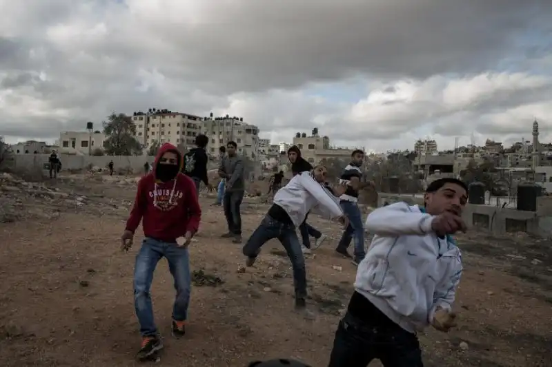 MANIFESTANTI PALESTINESI A QALANDIA 