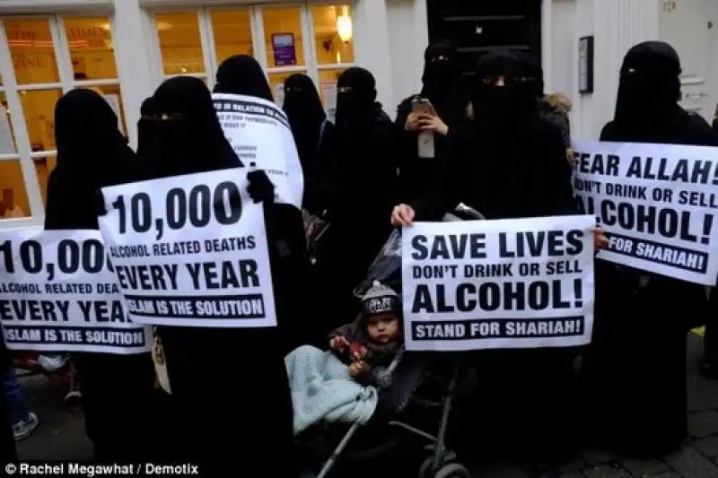 MANIFESTAZIONE DI DONNE IN BURQA A LONDRA CONTRO L ALCOOL E PRO SHARIA 