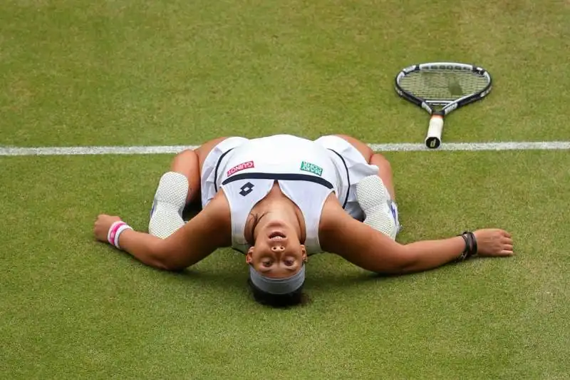 marion bartoli crumbles to the ground at wimbledon 