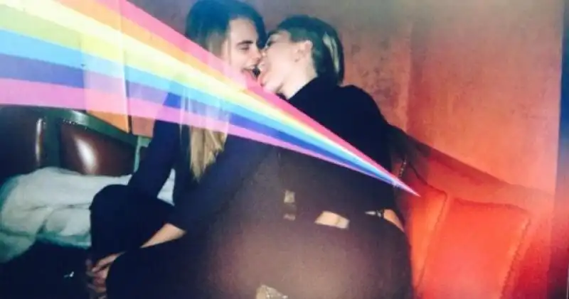 MILEY CYRUS LESBO-CHIC