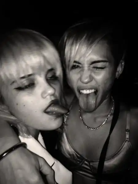 MILEY CYRUS LESBO-CHIC