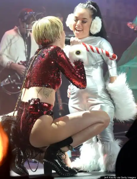 MILEY CYRUS TWERKING CON BABBO NATALE 