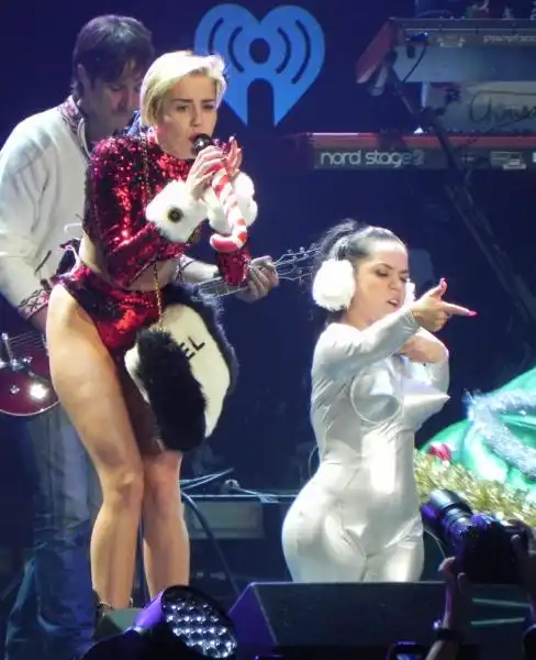 MILEY CYRUS TWERKING CON BABBO NATALE 