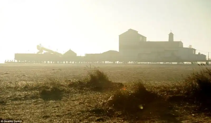 La nebbia cala sul molo di Great Yarmouth 