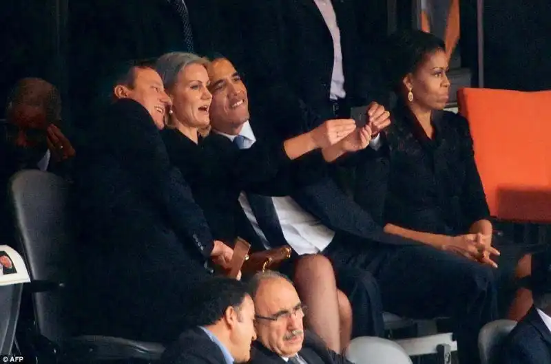 Obama e Cameron posano per una foto con il primo ministro danese Helle Thorning Schmidt accanto a una First Lady Michelle incazzata durante la cerimonia commemorativa per Nelson Mandela a Johannesburg