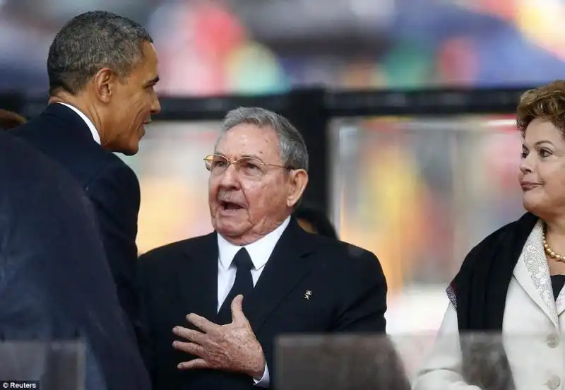 OBAMA CASTRO SALUTO 