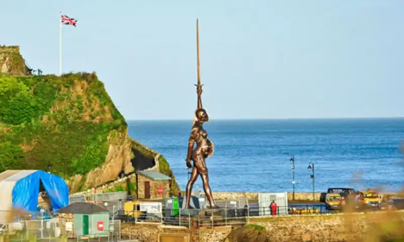 L OPERA DI DAMIEN HIRST A ILFRACOMBE IN DEVON 