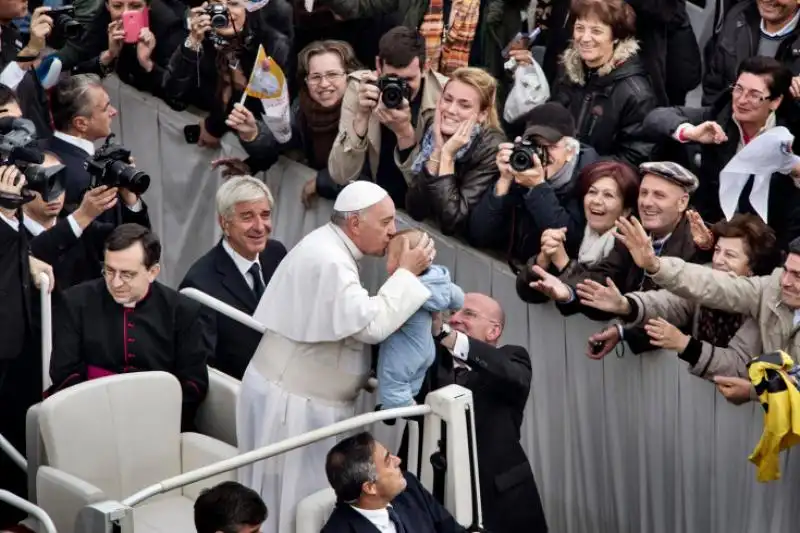 papa francesco tra i fedeli 