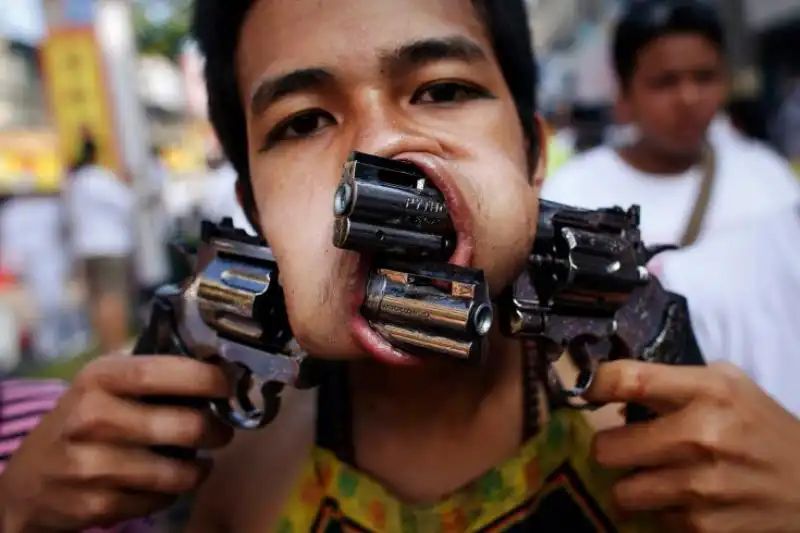 Un piercing esagerato in Tailandia 