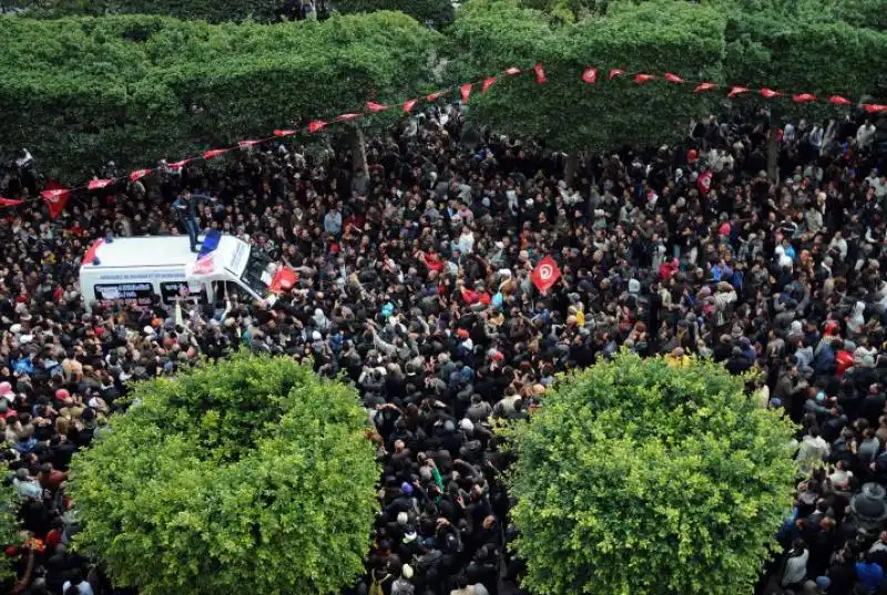 Protesta intorno allambulanza di Chokri Belaid ucciso a febbraio 