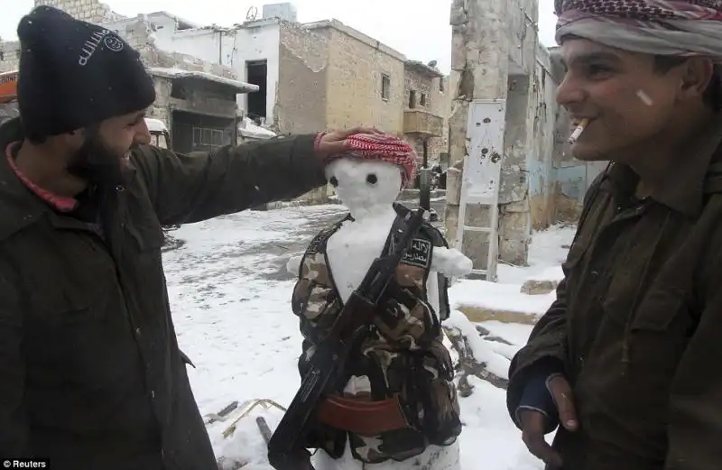 Nel quartiere Karm al jabal anche il pupazzo di neve imbraccia il fucile 