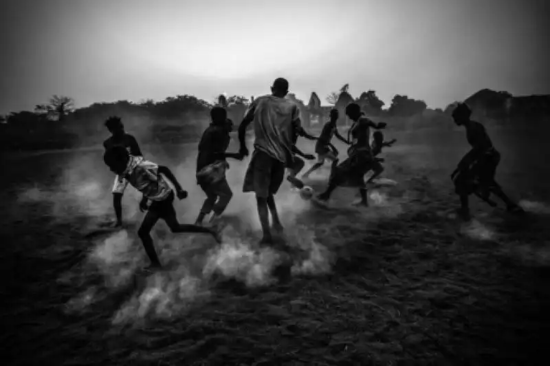 RAGAZZINI GIOCANO A CALCIO IN GUINEA 