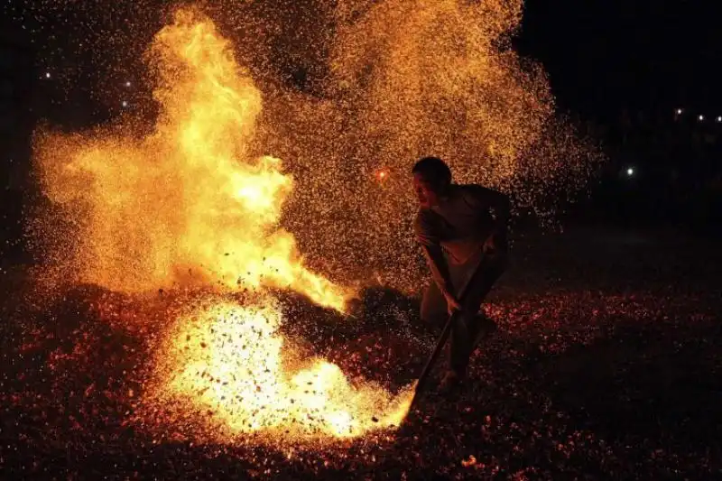 IL RITUALE CHIAMATO LIANHUO IN CINA 