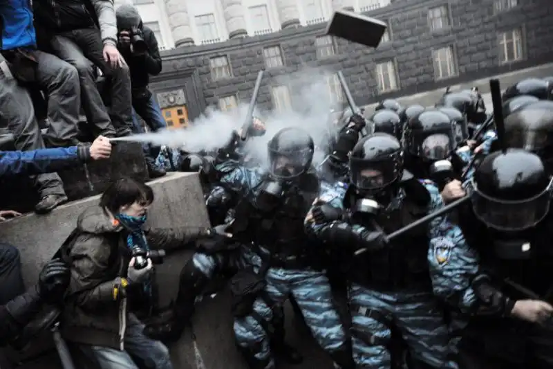 SCONTRI TRA POLIZIA E MANIFESTANTI A KIEV 