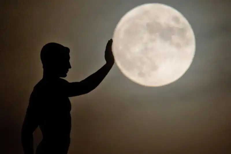 scultura e luna piena a Hannover 