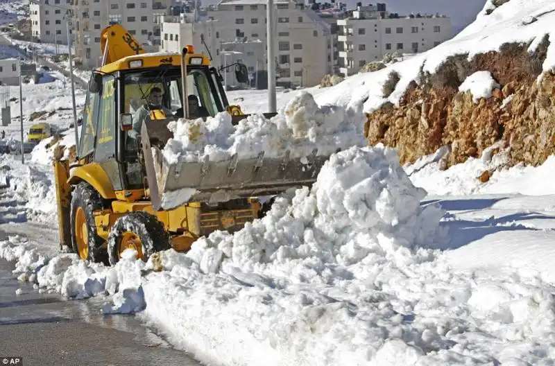 Si sgombera la strada e si ripristina lelettricit 