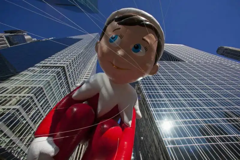 ELF OF THE SHELF SULLA SESTA AVENUE ALLA THANKSGIVING PAADE DI MACYS 