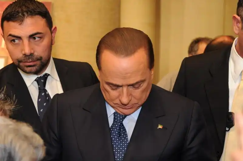 Silvio Berlusconi lascia la sala 