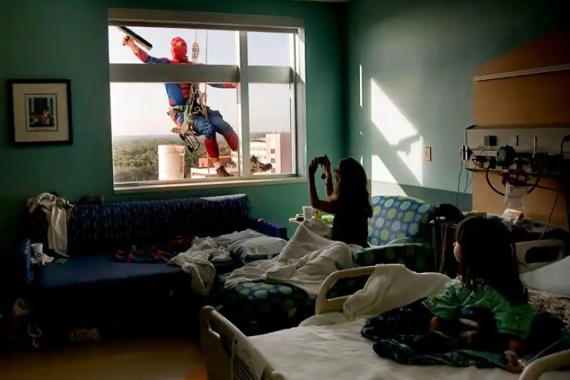 Spiderman lavavetri all ospedale pediatrico di St Petersburg in Florida 