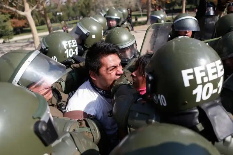 Studente morde la polizia a Santiago del Cile 