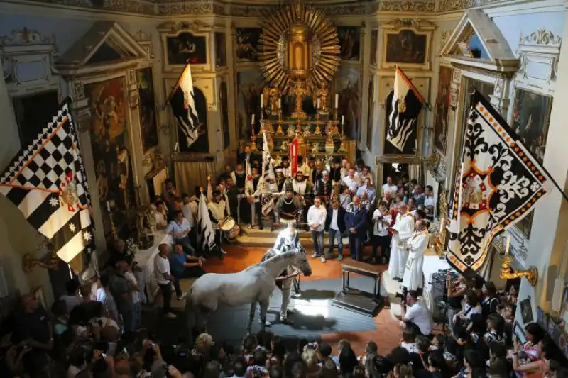 SUPPORTER DELLA CONTRADA DELLA LUPA NELLA CHIESA DI CONTRADA 