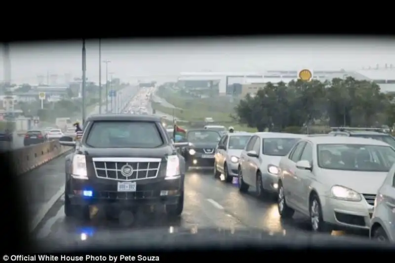 Nel traffico di Johannesburg Obama arriva alla funzione con unora di ritardo 