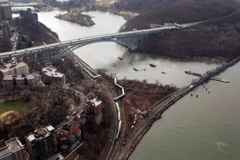 IL TRENO PASSEGGERI DERAGLIATO NEL BRONX 