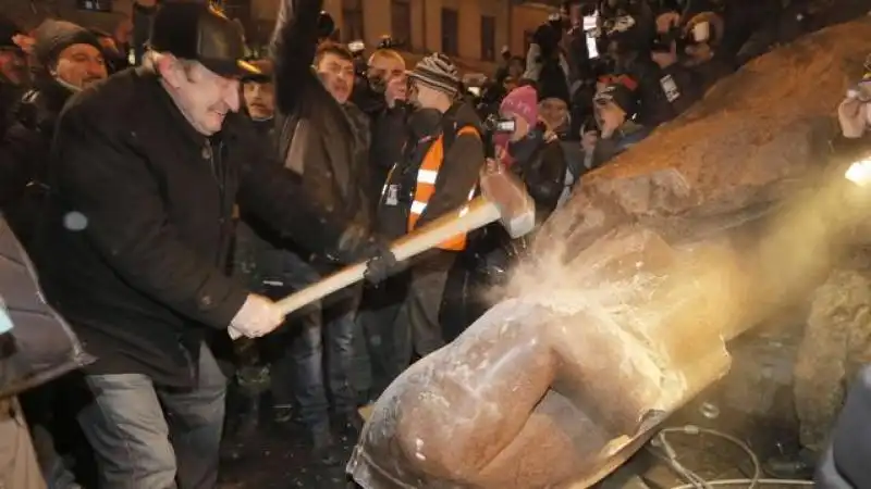 UCRAINA IN PIAZZA ABBATTUTA LA STATUA DI LENIN 