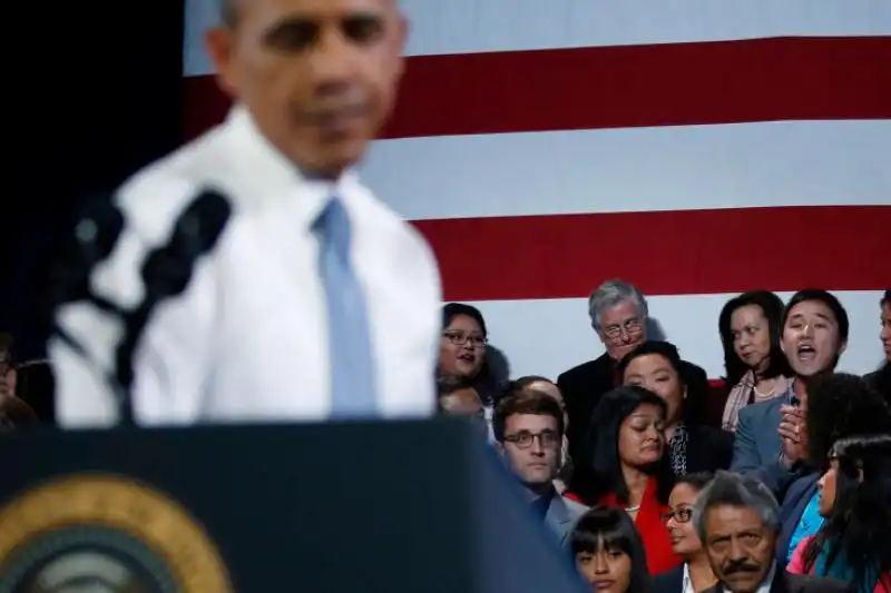 UN UOMO PROTESTA CONTRO IL PRESIDENTE OBAMA DURANTE UN DISCORSO 