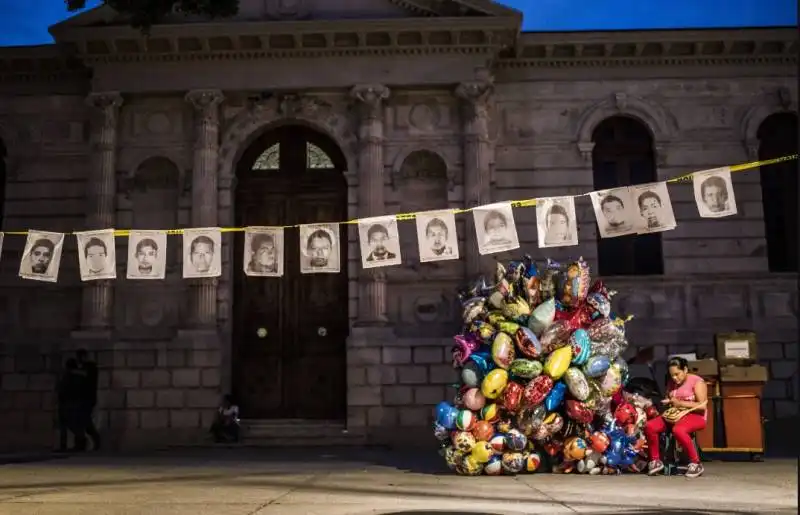 a woman sold balloons for the day of the dead