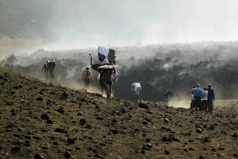 abitanti di capo verde scappano da un vulcano in eruzione