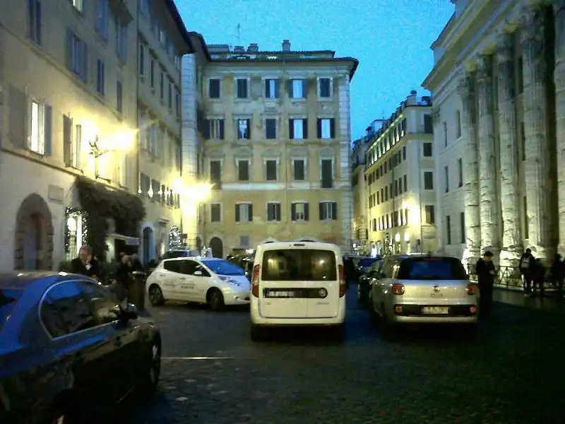 auto blu in sosta vietata a piazza di pietra isola pedonale 3