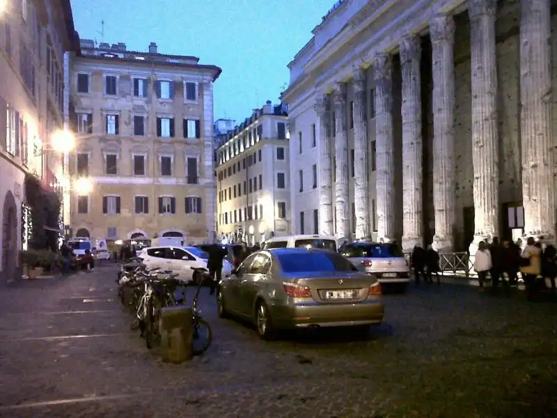 auto blu in sosta vietata a piazza di pietra isola pedonale 4