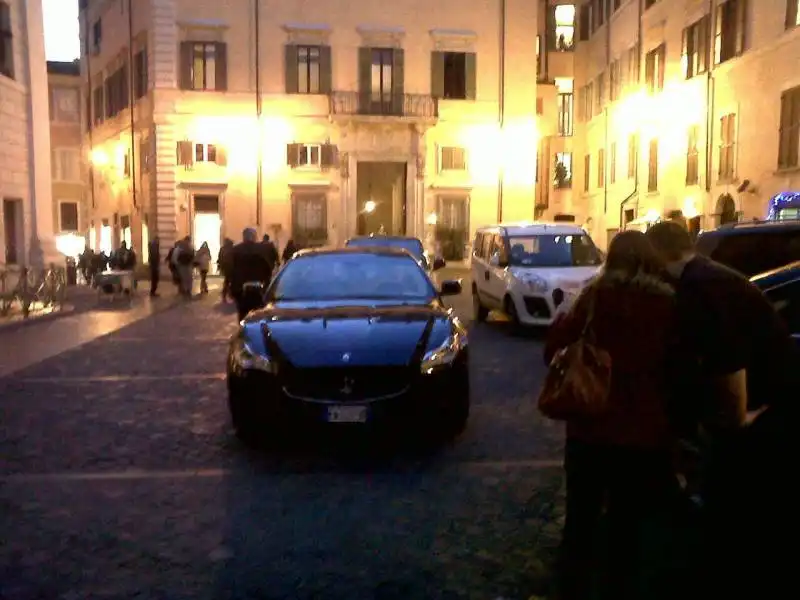 auto blu in sosta vietata a piazza di pietra isola pedonale 6