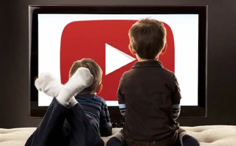 bambini davanti a youtube