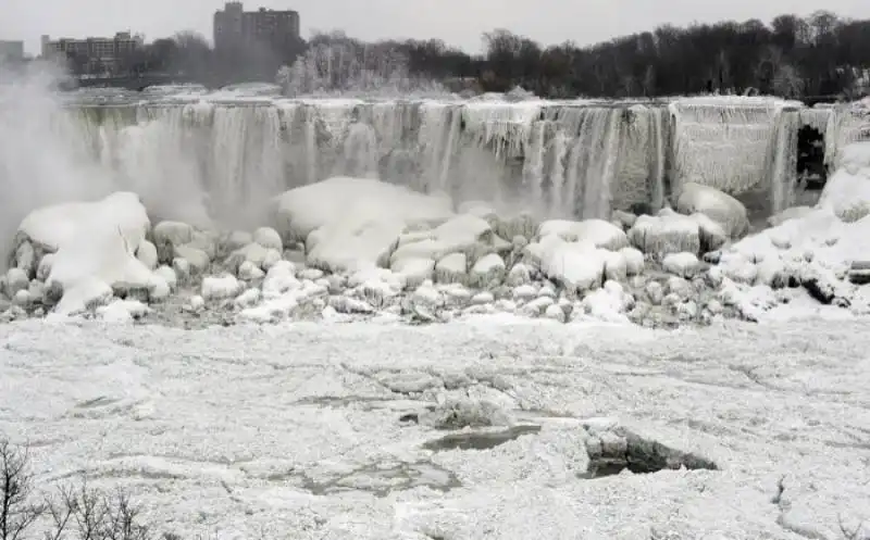 cascate del niagara congelate