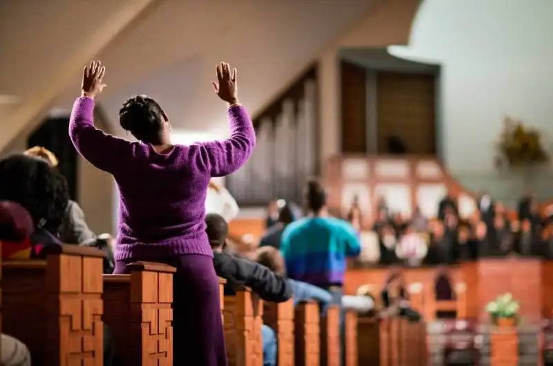 foto time 09 dicembre 2014donna alza le mani al cielo per martin luther king jr