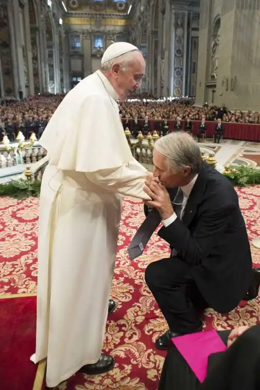 GIOVANNI MALAGO' BACIA LA MANO A PAPA BERGOGLIO