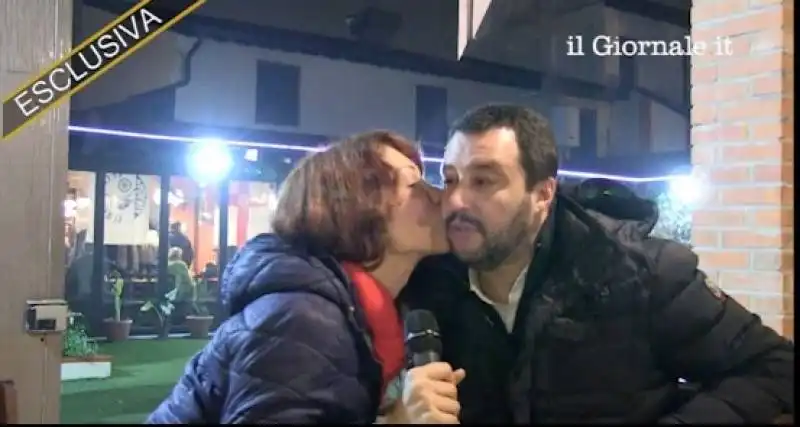 IL BACIO DI TRANS EFE A MATTEO SALVINI 