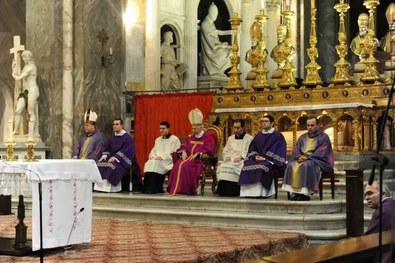 il cardinal bagnasco con i concelebranti