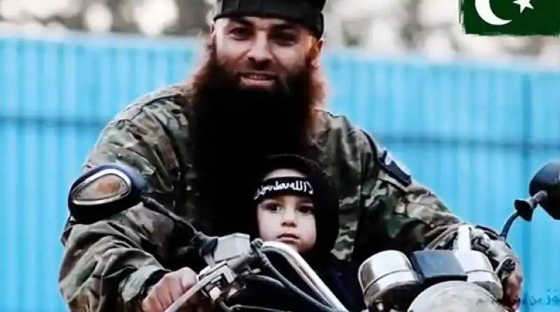 ISMAIL BAMBINO RAPITO E ORA IN MANO AI MILIZIANI ISIS IN SIRIA  