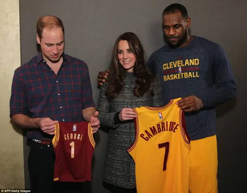 kate e william ricevono la maglietta dei cleveland da lebron james