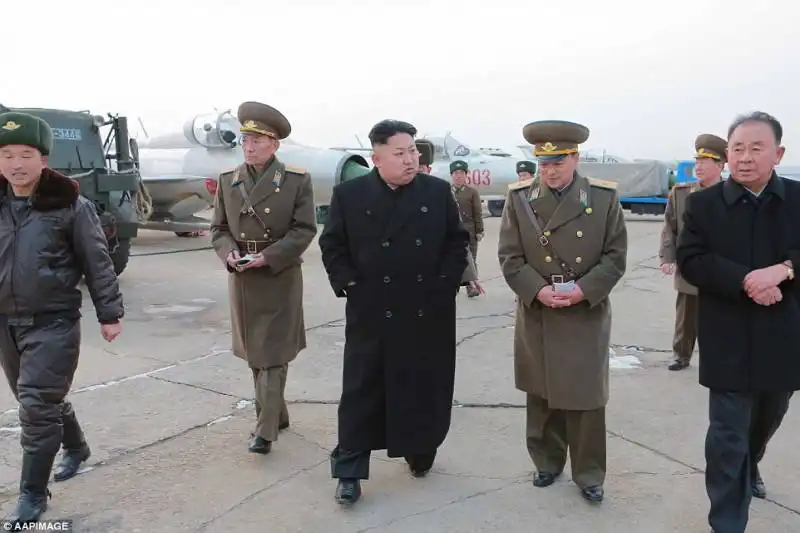 kim incontra mogli dei militari in corea del nord 1