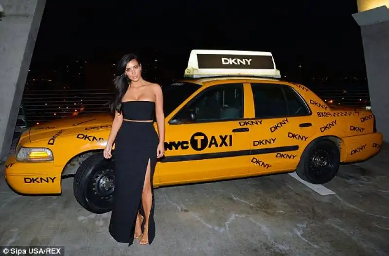 kim kardashian con il taxi dkny