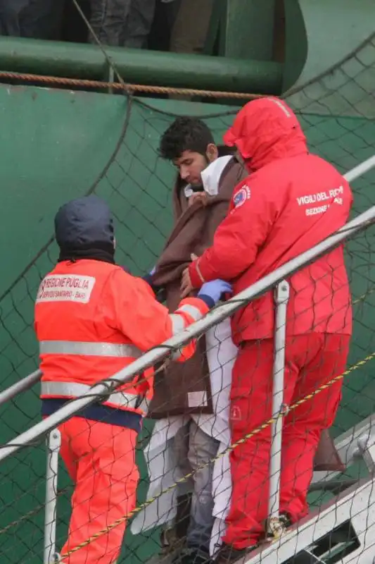 l arrivo a bari di naufraghi e feriti della normanatlantic  30