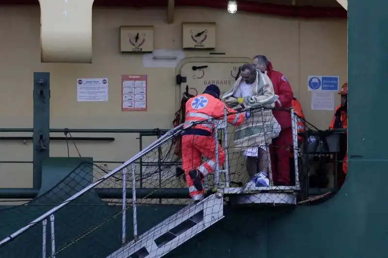 l arrivo a bari di naufraghi e feriti della normanatlantic  42